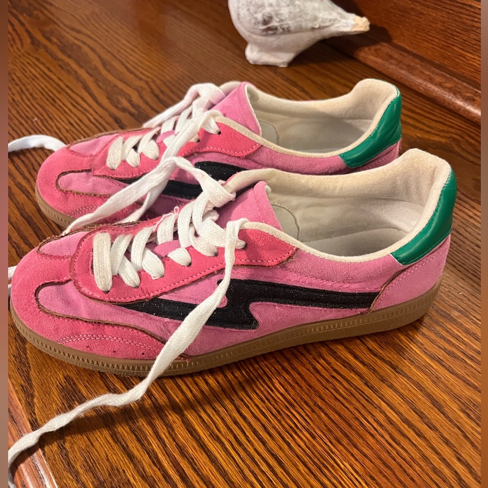 Girl’s Steve Madden Sneaker Size 4🌟